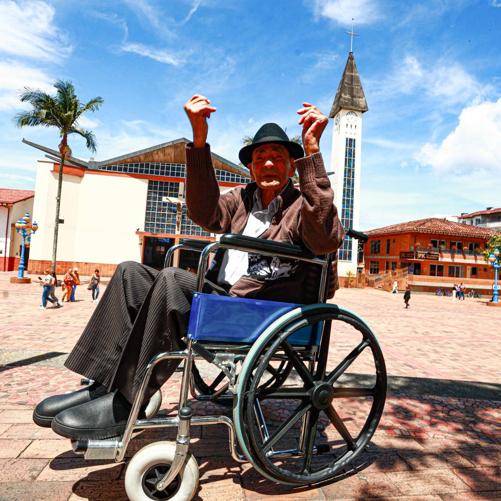 En El Carmen de Viboral don Julio es un personaje reconocido, querido y respetado. En la calle paran a saludarlo y hay quienes no le creen que tiene 112 por la energía y vitalidad que mantiene. <b><span class="mln_uppercase_mln"> </span></b>FOTO<b><span class="mln_uppercase_mln"> manuel saldarriaga</span></b>