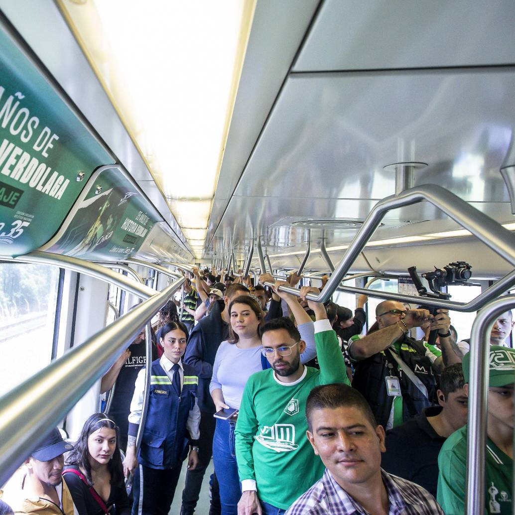 En algunas ocasiones, vagones del metro han sido decorados con motivos alusivos a Atlético Nacional. Foto: EL COLOMBIANO