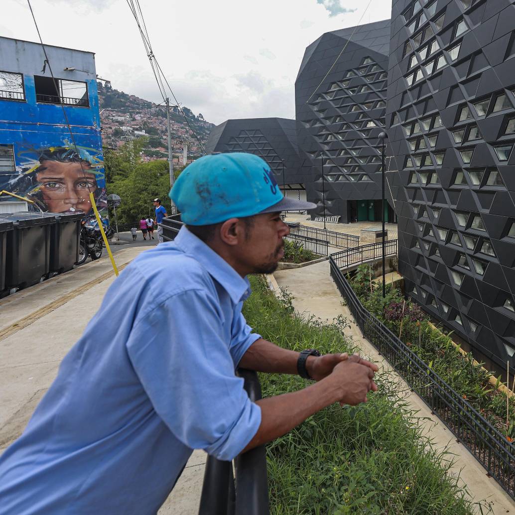Fachada de la Biblioteca Santo Domingo Savio, en el nororiente de Medellín. Foto: Manuel Saldarriaga Quintero