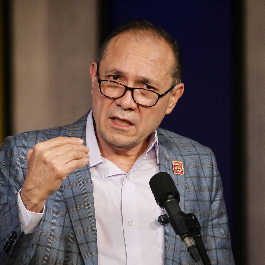 El ministro de Trabajo, Antonio Sanguino, defendió la convocatoria a una constituyente que, a su juicio, “está más que justificada” ante lo que considera trabas del Consejo de Estado frente al salario mínimo y las demoras de la Corte Constitucional en el trámite de la reforma tributaria. Foto: Colprensa