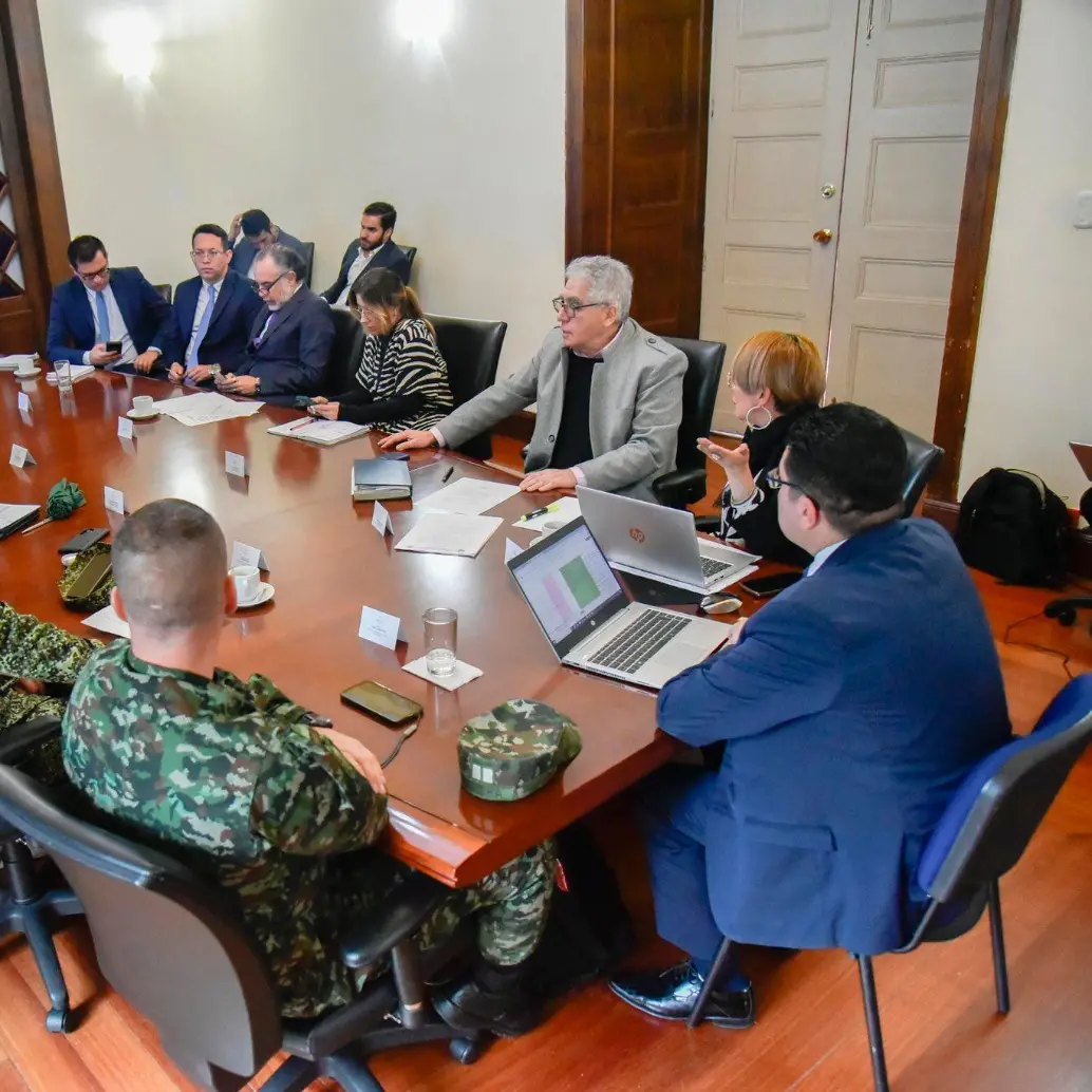 En la reunión participaron altos mandos militares, así como funcionarios del Ministerio del Interior y de la Unidad Nacional de Protección (UNP). FOTO: Ministerio del Interior
