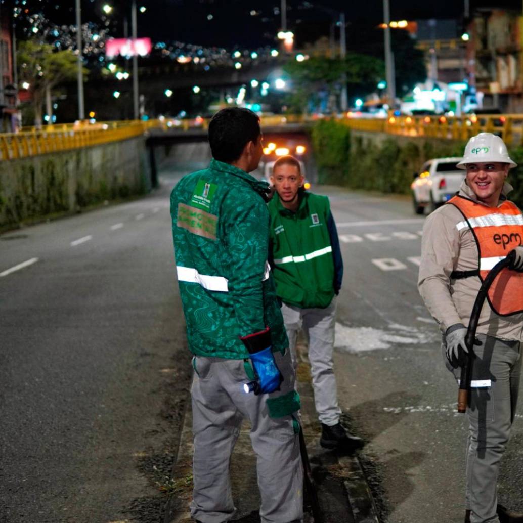Las labores se desarrollan por personal de la Secretaría del Medio Ambiente, Emvarias y EPM, con apoyo de la Policía. FOTO: CORTESÍA ALCALDÍA