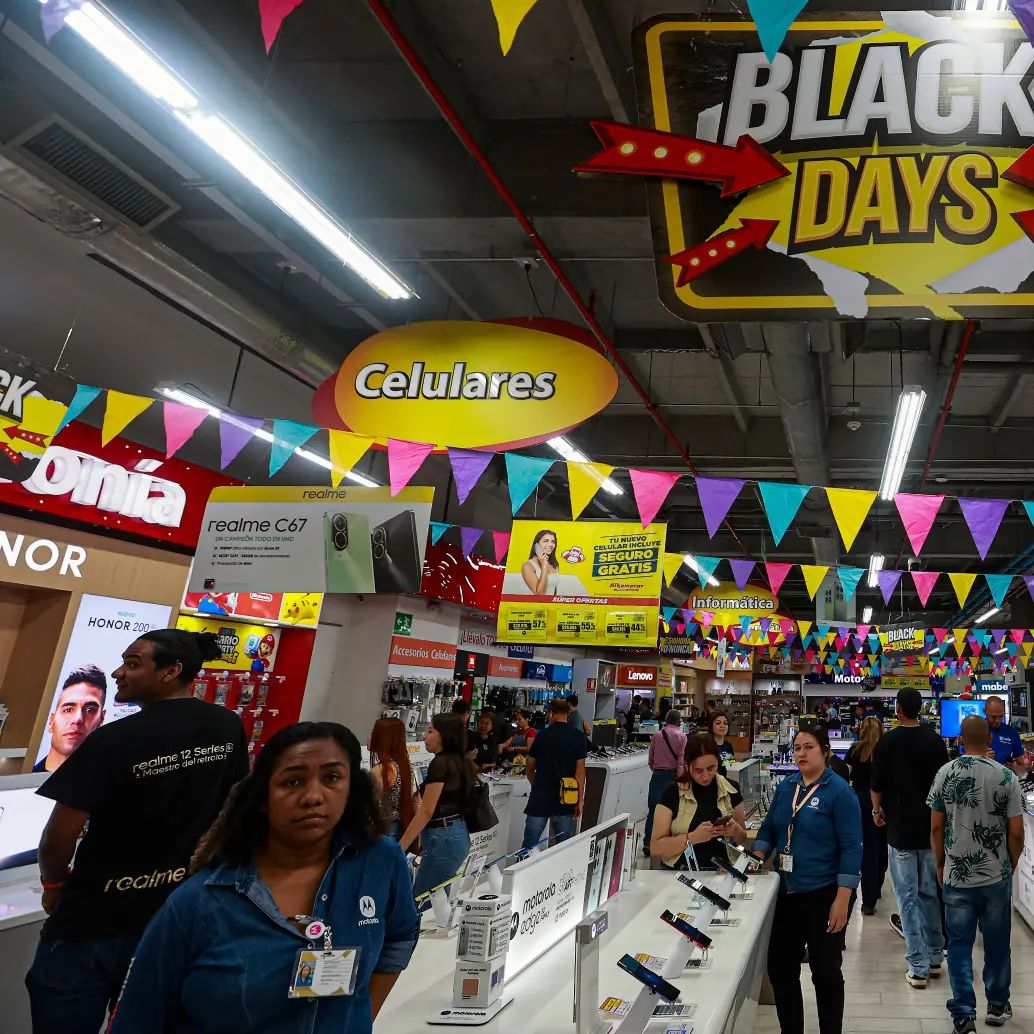 Las tarjetas de crédito mantienen su protagonismo como el medio de pago preferido para aprovechar los descuentos del Black Friday. FOTO Manuel Saldarriaga
