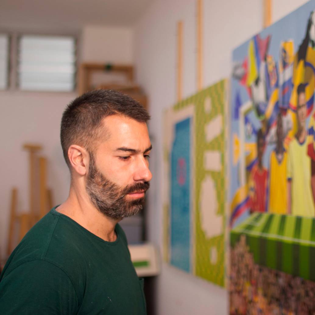 El pintor colombiano Esteban Ocampo presenta su obra en Samsung Art Store, fusionando arte, fútbol y tecnología en una propuesta que resalta la identidad nacional. FOTO Colprensa