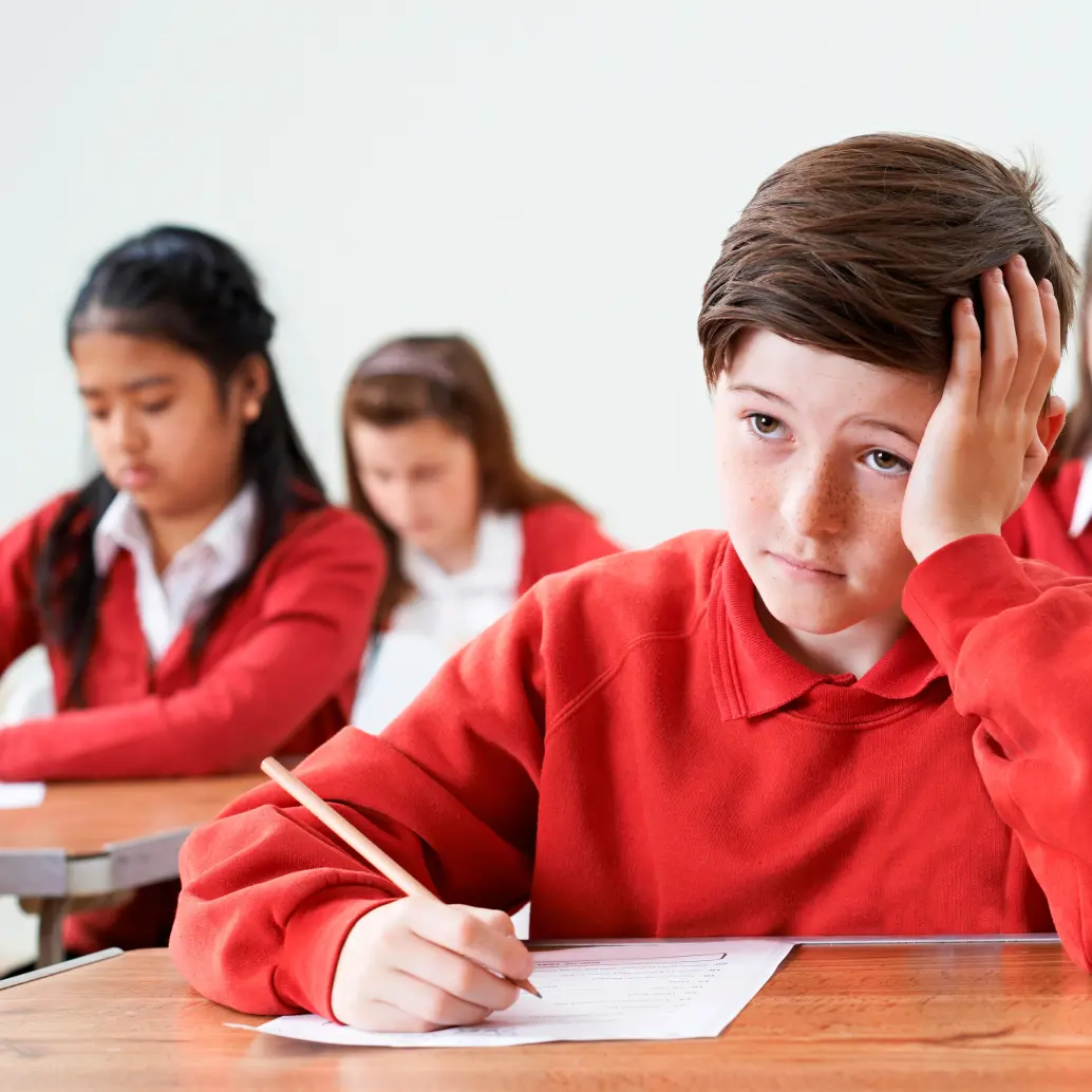 El aumento del estrés y la ansiedad en las aulas está afectando la concentración, la motivación y el bienestar emocional de miles de estudiantes en Colombia, según UNICEF y especialistas en salud mental escolar. FOTO Depositphotos