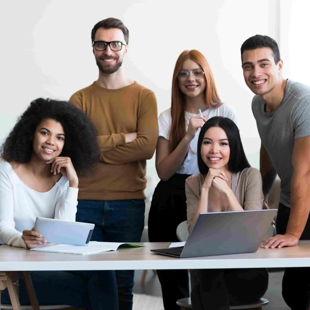 La reforma laboral incluyó nuevos permisos remunerados para atender citas médicas, acompañar a hijos, cumplir diligencias legales y promover la movilidad sostenible. FOTO: Freepik. 