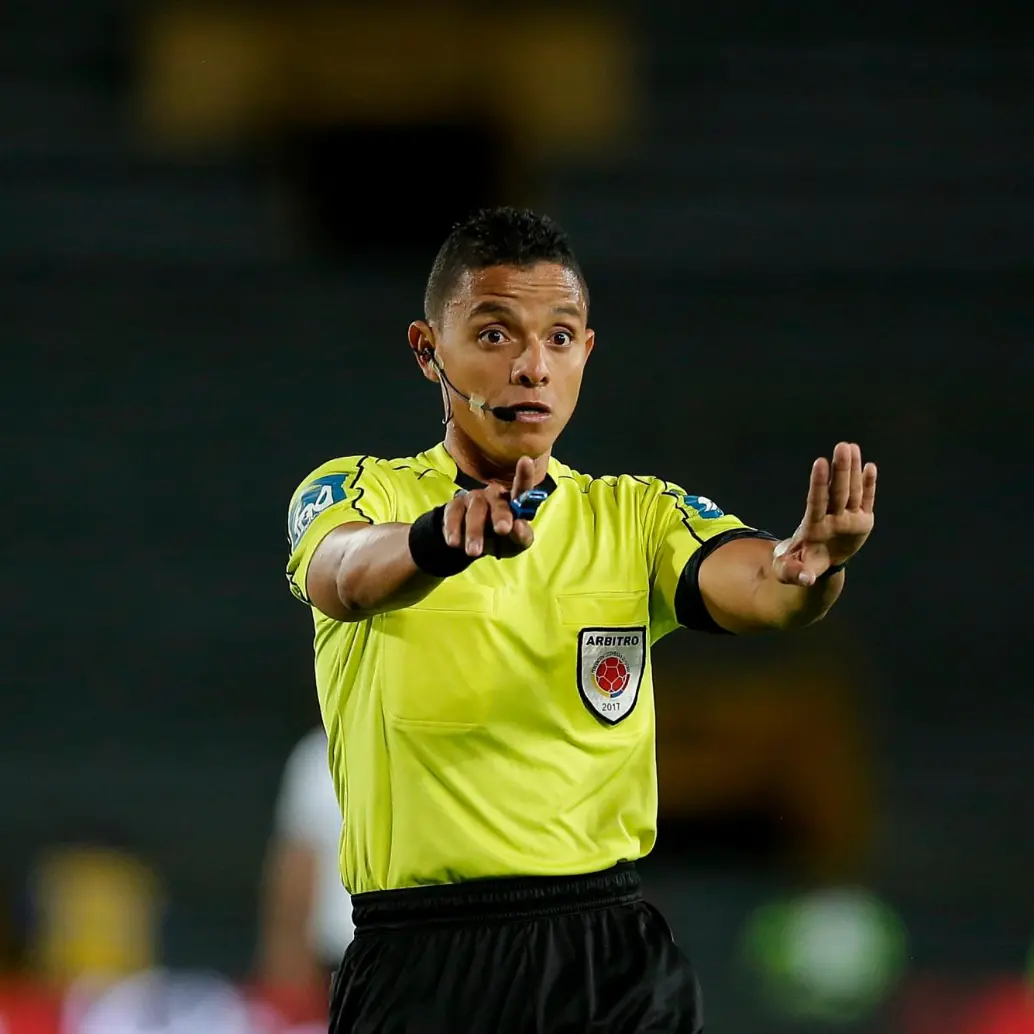 El árbitro atlanticense Bismarks Santiago ha dirigido 22 partidos disputados por el DIM. FOTO: Colprensa