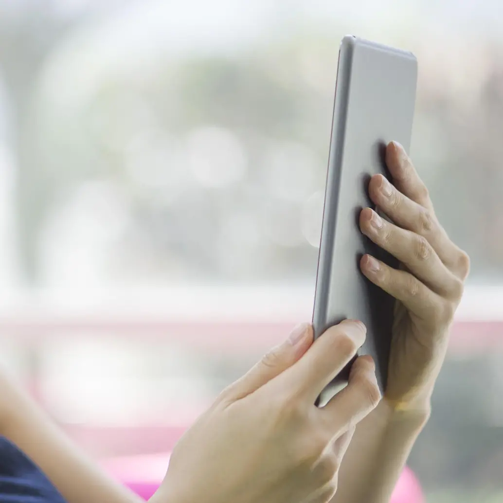 El libro digital representó en 2024 el 36,3 % de los registros ISBN en el país. FOTO: AFP