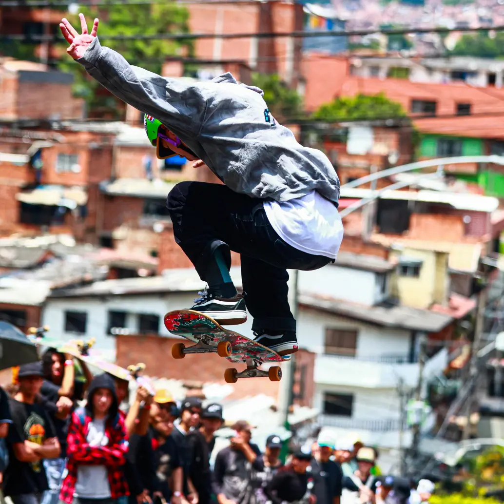 Cada descenso se convierte en una demostración de dominio del cuerpo y del equilibrio, manteniendo al público al borde de sus asientos. Foto: Manuel Saldarriaga Quintero.