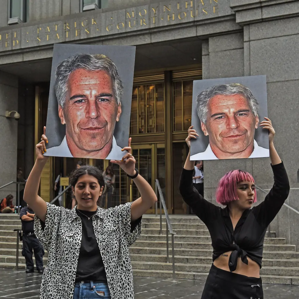 El Departamento de Justicia detectó más archivos del caso Epstein que deben ser revisados para no revelar información sensible de las víctimas. Foto: Stephanie Keith/Getty Images