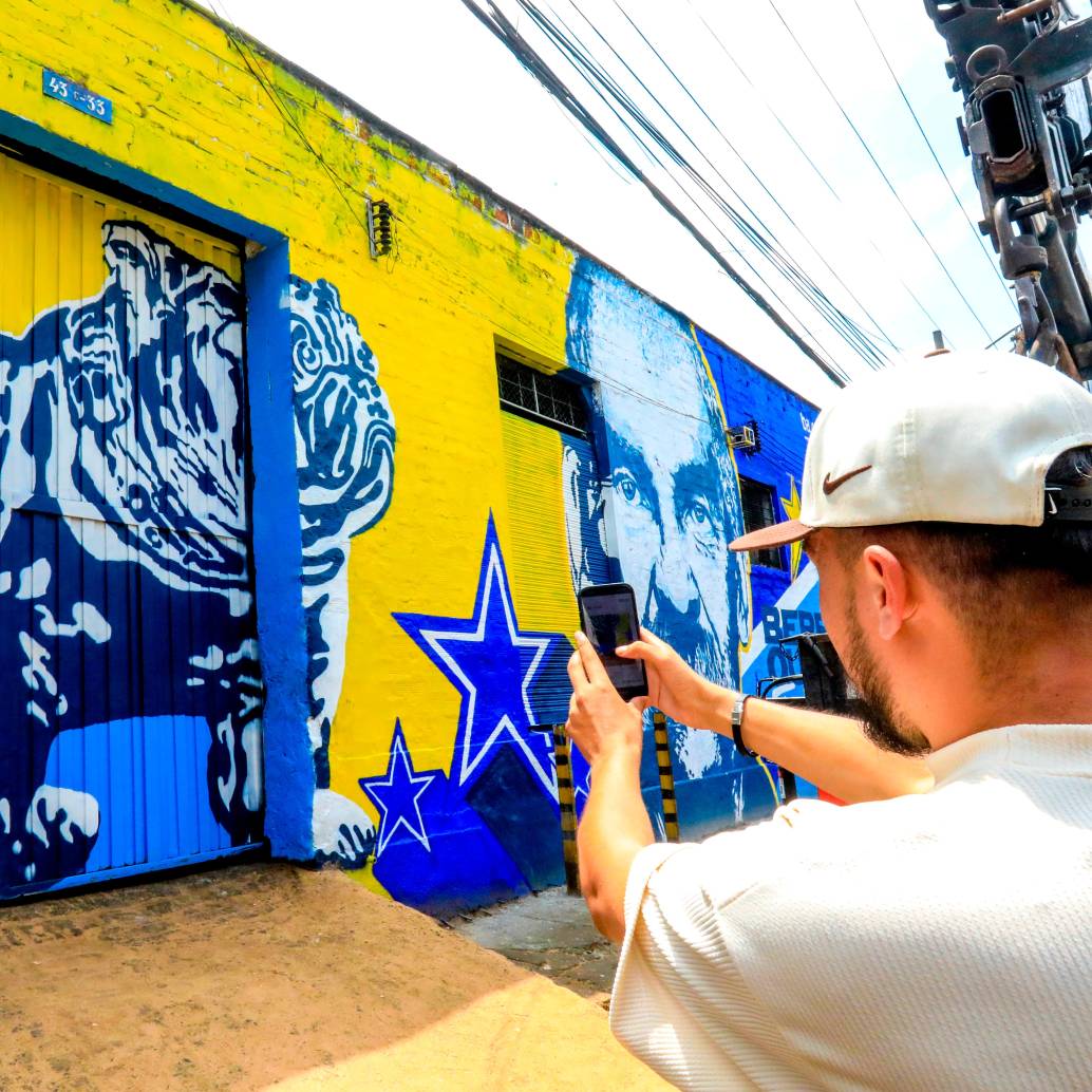 El reto de esta iniciativa es que el arte conviva con los oficios tradicionales y las familias que llevan décadas en el sector y que la gente recorra la zona. En la imagen el mural en homenaje a don Carlos Peláez. FOTO Esneyder Gutiérrez