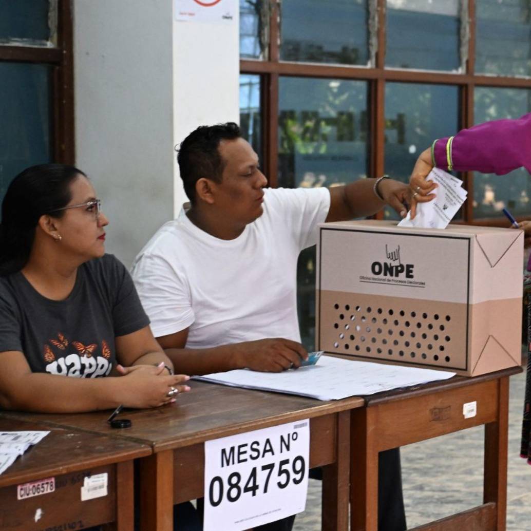 Los peruanos tendrán las urnas abiertas hasta las 6:00 p. m. hora local. Foto: AFP