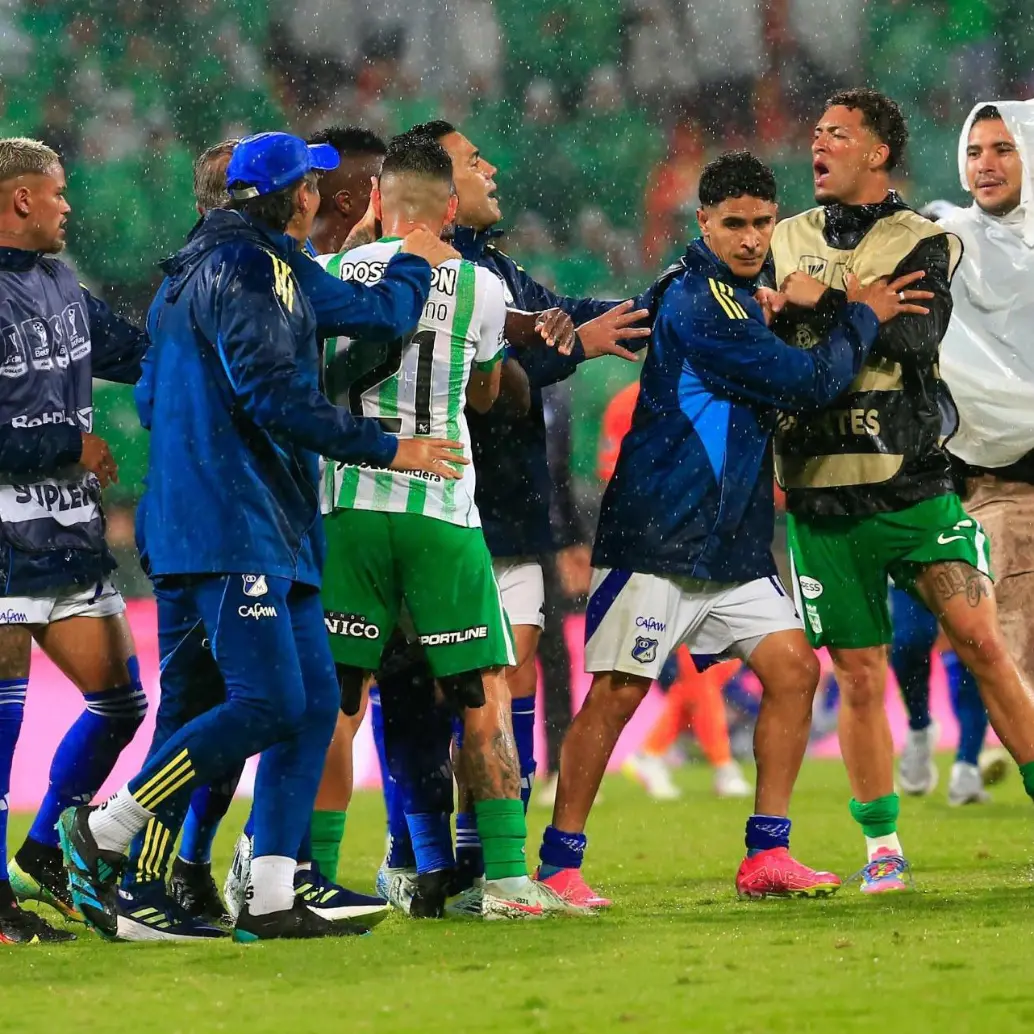 Jugadores de Nacional y Millonarios se fueron a los empujones una vez Bismark Santiago pitó el final del partido que dejó a los capitalinos a un paso de la final. Foto: EL COLOMBIANO