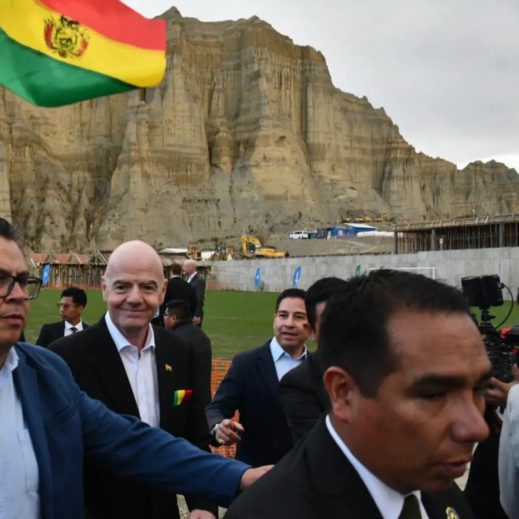 Gianni Infantino anunció desde La Paz la intención de darle la sede de un Mundial a Bolivia. Foto: AFP