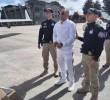 Uno de los capturados, vestido de blanco, a punto de subir al avión para su extradición. FOTO: CORTESÍA ARMADA NACIONAL