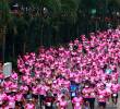 Participantes de diferentes edades y lugares del país se dieron cita en el Parque de las Luces para tomar la partida en la Carrera de las Rosas. FOTO MANUEL SALDARRIAGA