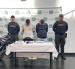 La policía capturó a los presuntos extorsionadores e incautaron tres celulares, un arma de fuego y munición. Foto: cortesía Policía.
