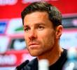 Xabi Alonso quien llegó al banquillo del Bayer Leverkusen en 2022 anunció que no sigue en el club alemán. FOTO TOMADA X @bayer04_es