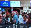Así luce el aeropuerto de Orlando, en Florida. Decenas de viajeros hacen filas interminables para pasar los controles de seguridad en medio de las afectaciones por el cierre de gobierno, que limita el pago de salarios al personal aeroportuario. FOTO: AFP