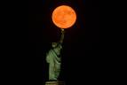 Mezquita Fanar, Doha, Qatar. La Superluna del Esturión no solo es un evento hermoso para contemplar, sino también un recordatorio de los ciclos naturales y la constante danza del universo.. Foto: GETTY