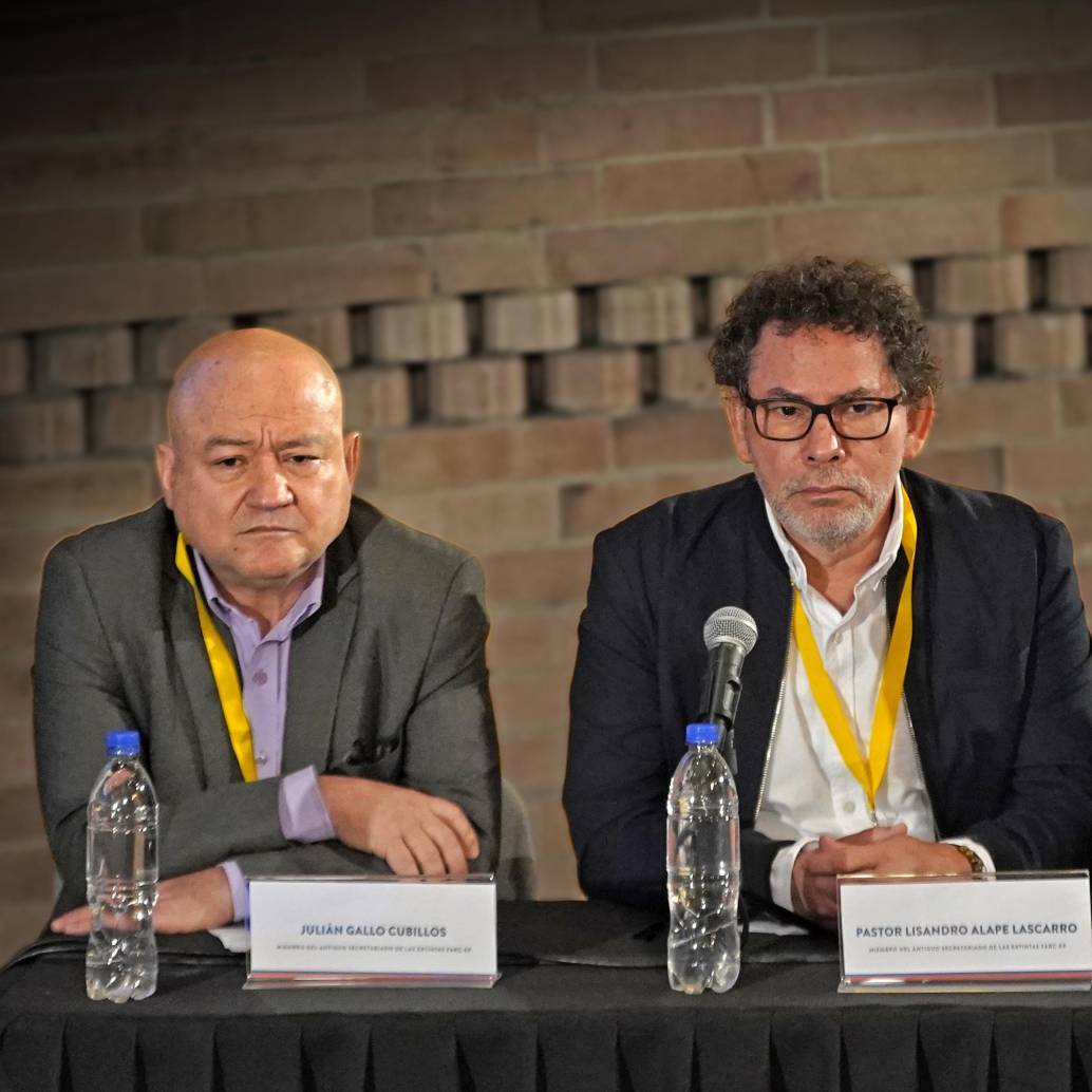 De acuerdo con el informe de la Contraloría, los activos entregados no llegan al 10% de lo prometido por la extinta Farc. En la imagen, Julián Gallo, Pastor Alape y Rodrigo Londoño, integrantes del secretariado de las Farc firmantes del acuerdo de paz. Foto: Colprensa-Sergio Acero