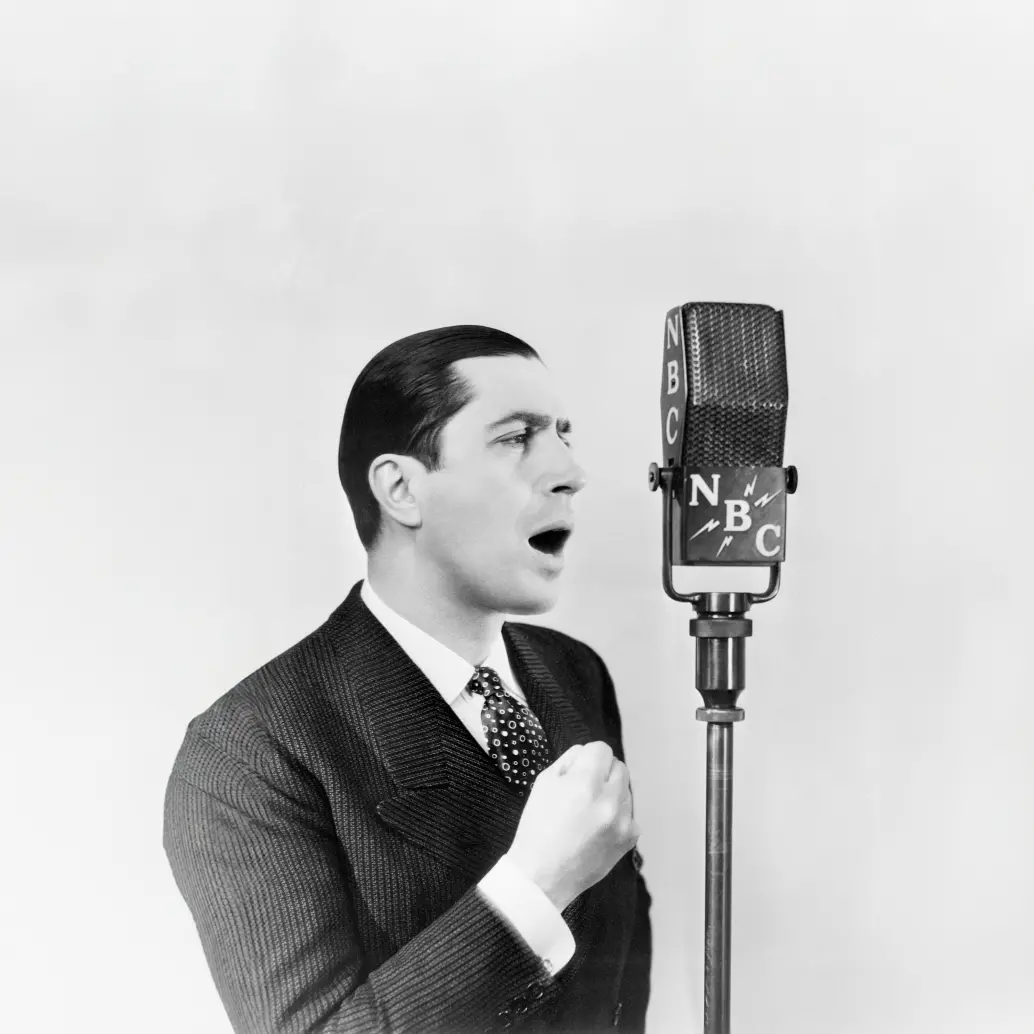 El cantante argentino Carlos Gardel canta en un programa de radio del sistema NBC en 1934.<b><span class="mln_uppercase_mln"> </span></b>FOTO<b><span class="mln_uppercase_mln"> Getty</span></b>