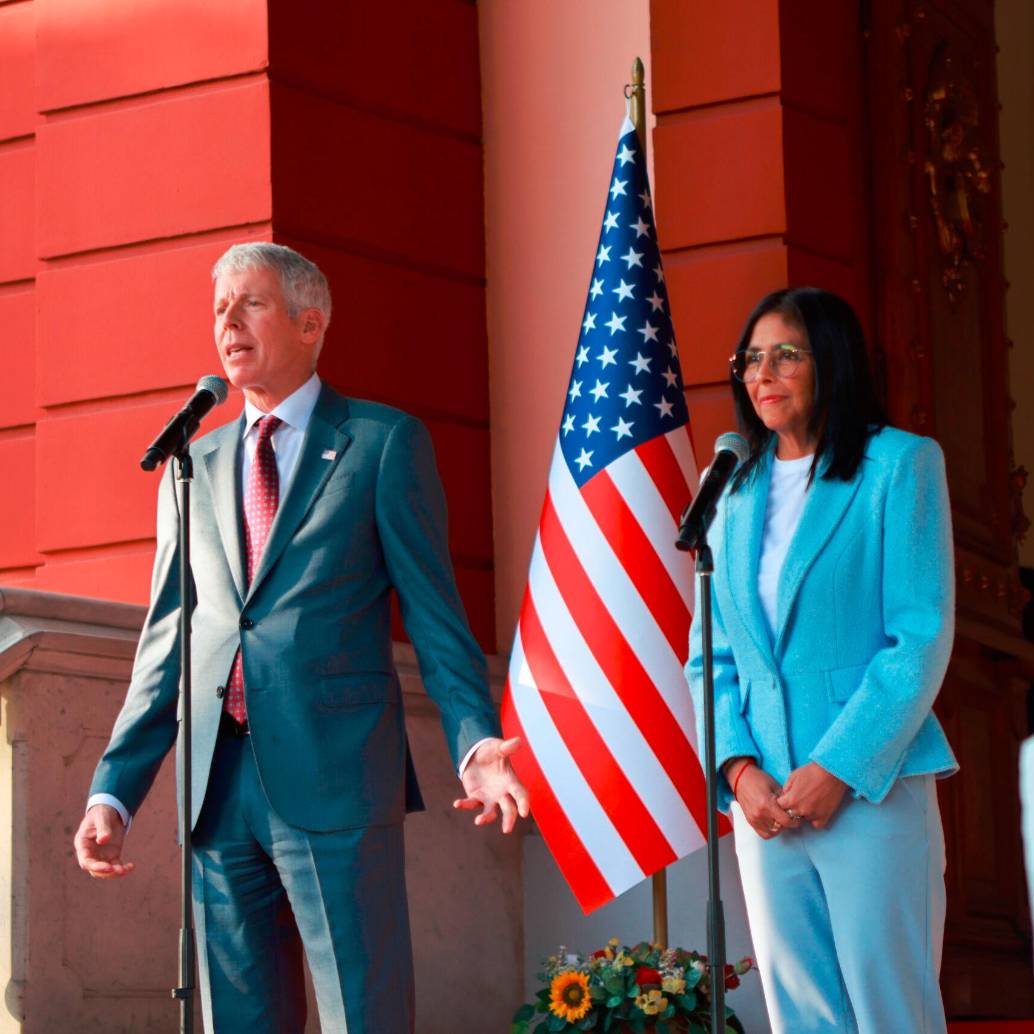 El secretario de Energía de Estados Unidos, Chris Wright; y la presidenta encargada de Venezuela, Delcy Rodríguez. FOTO: Gobierno de Venezuela