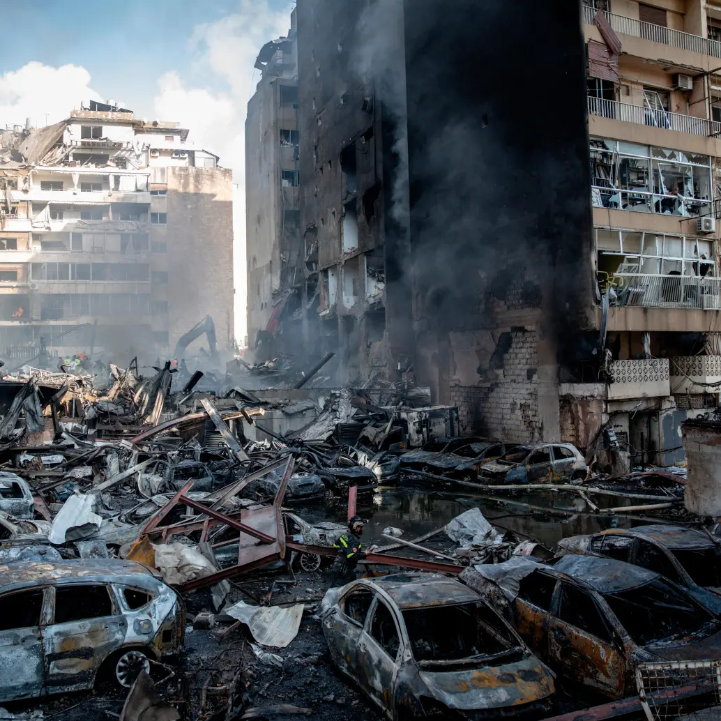 Equipos de emergencia y civiles removían escombros en Beirut tras una nueva jornada de bombardeos israelíes. FOTO: GETTY