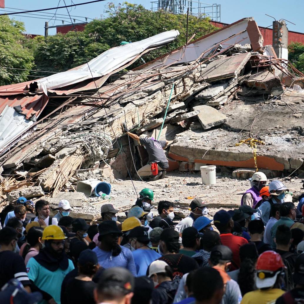 Rescate en edificio en Cali, luego del terremoto. Las personas salieron con vida. FOTO: Colprensa.
