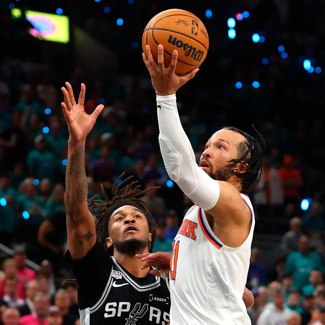 Jalen Brunson (11), figura de los New York Knicks en el primer duelo de las Finales de la NBA. Logrí 30 puntos ante los San Antonio Spurs, de Victor Wembanyama. FOTO: GETTY