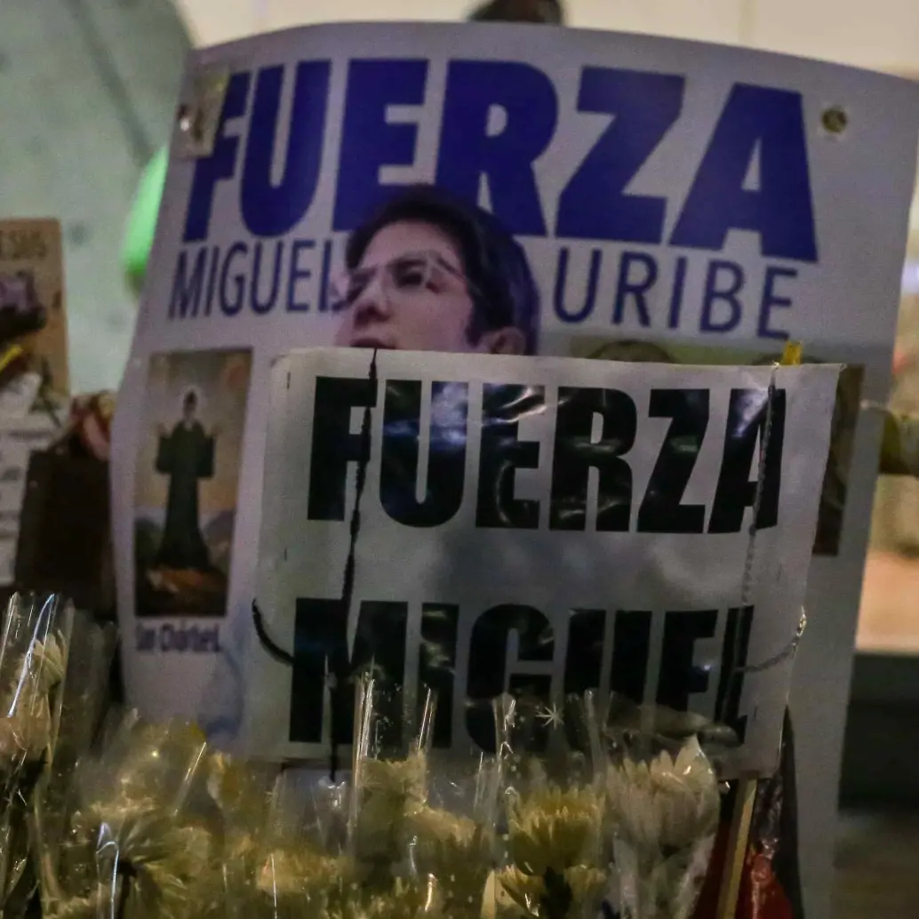 Mensajes de fuerza en la Fundación Santa Fe, después del atentado al precandidato Miguel Uribe Turbay. FOTO: COLPRENSA