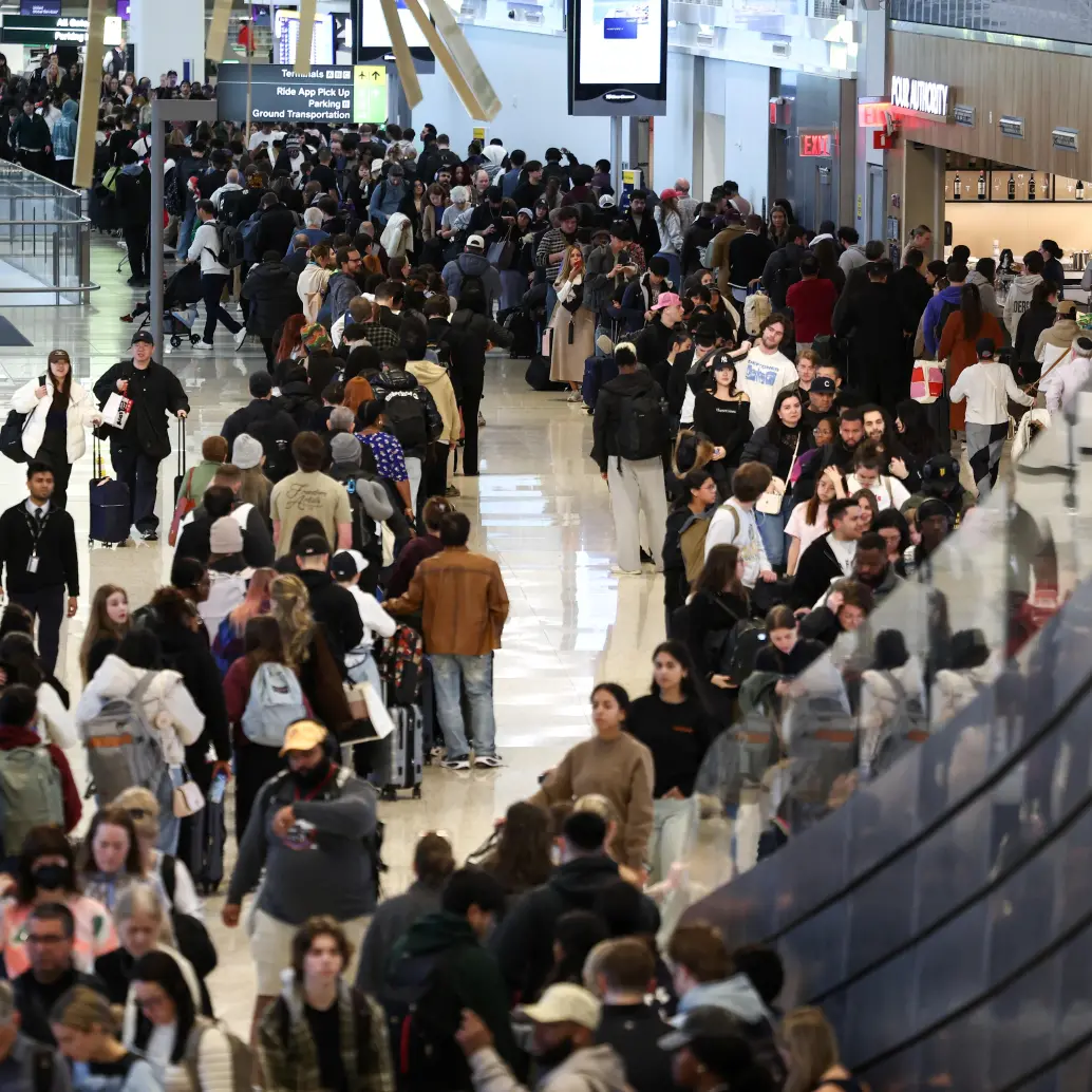 Pasajeros hacen fila para pasar por el control de seguridad en el aeropuerto La Guardia de Nueva York el 22 de marzo de 2026. FOTO: Agencia AFP