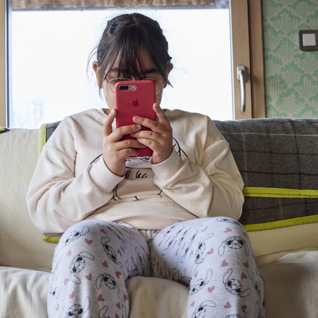 Según Mayo Clinic, dedicar más de tres horas diarias a redes sociales se asocia con mayor riesgo de problemas de salud mental en adolescentes. FOTO AFP