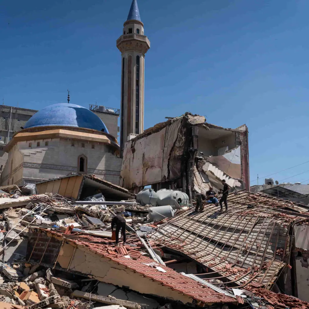 Personas trabajan entre los escombros de un edificio tras un ataque israelí en Tiro, Líbano, en medio de la tregua y negociaciones en Washington para buscar una salida al conflicto con Hezbolá. FOTO: AFP.