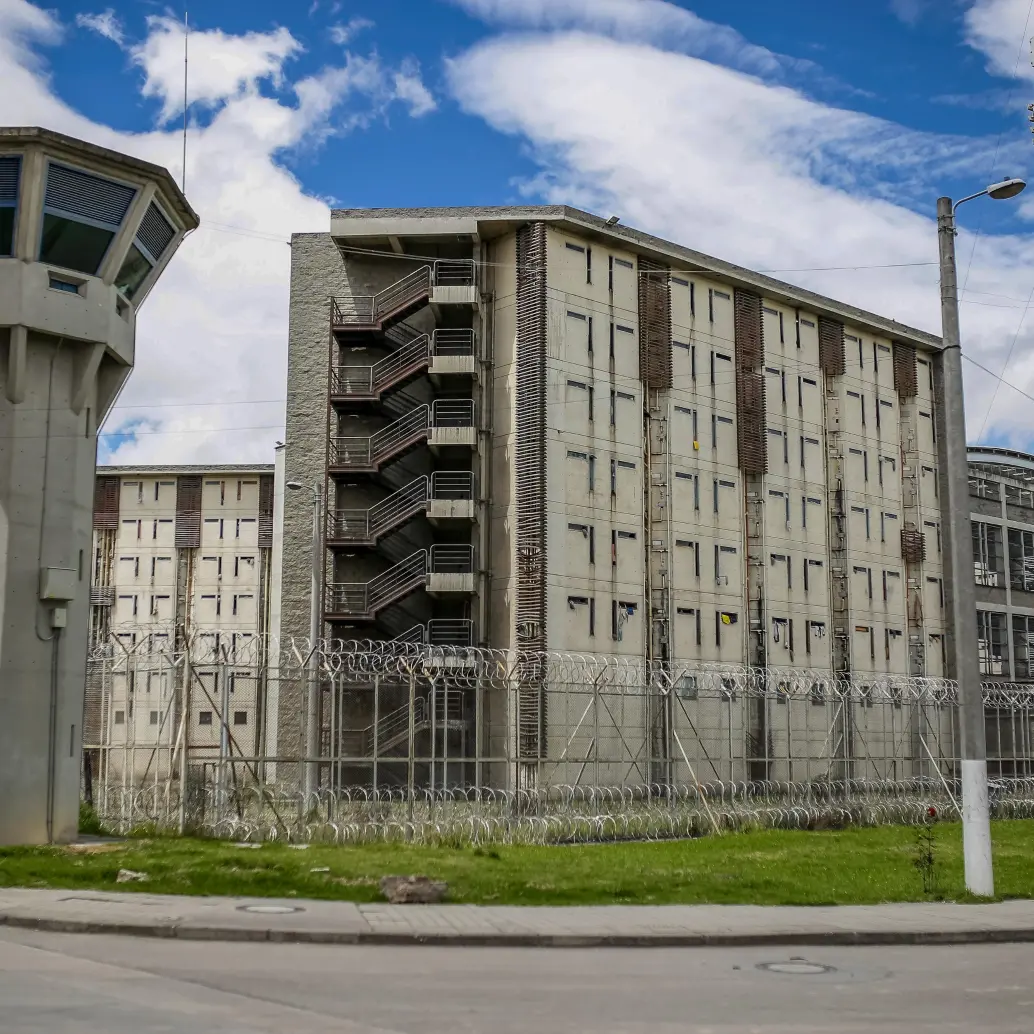 Desde la cárcel La Modelo, en Bogotá, el ministro de Justicia hizo el anuncio sobre la medida que aplicará en tres centros penitenciarios de máxima seguridad. Foto: Colprensa-John Paz.