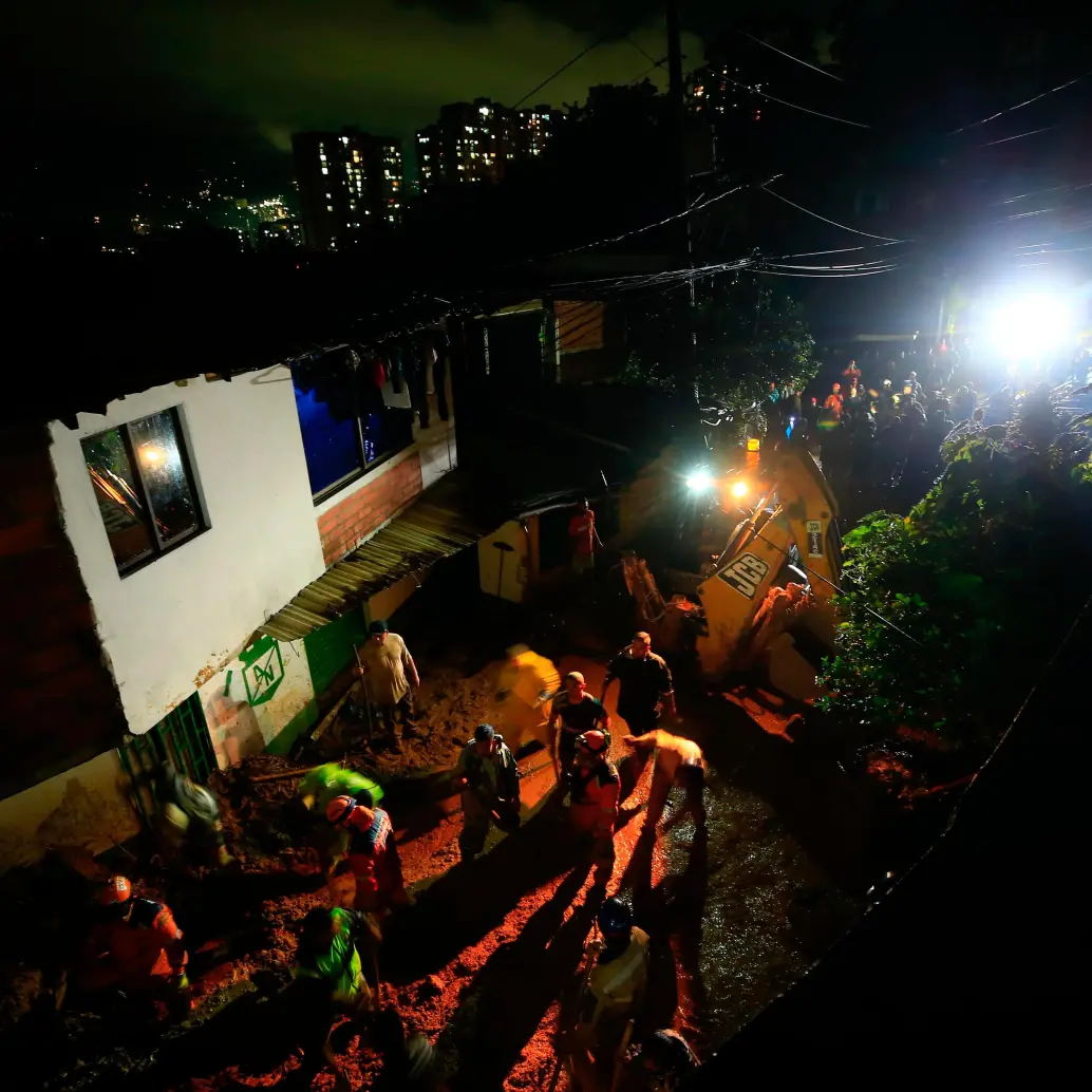 La tragedia se desató en Sabaneta al final de la tarde cuando un enorme deslizamiento sepultó a cinco personas en La Doctora. FOTO: CAMILO SUÁREZ