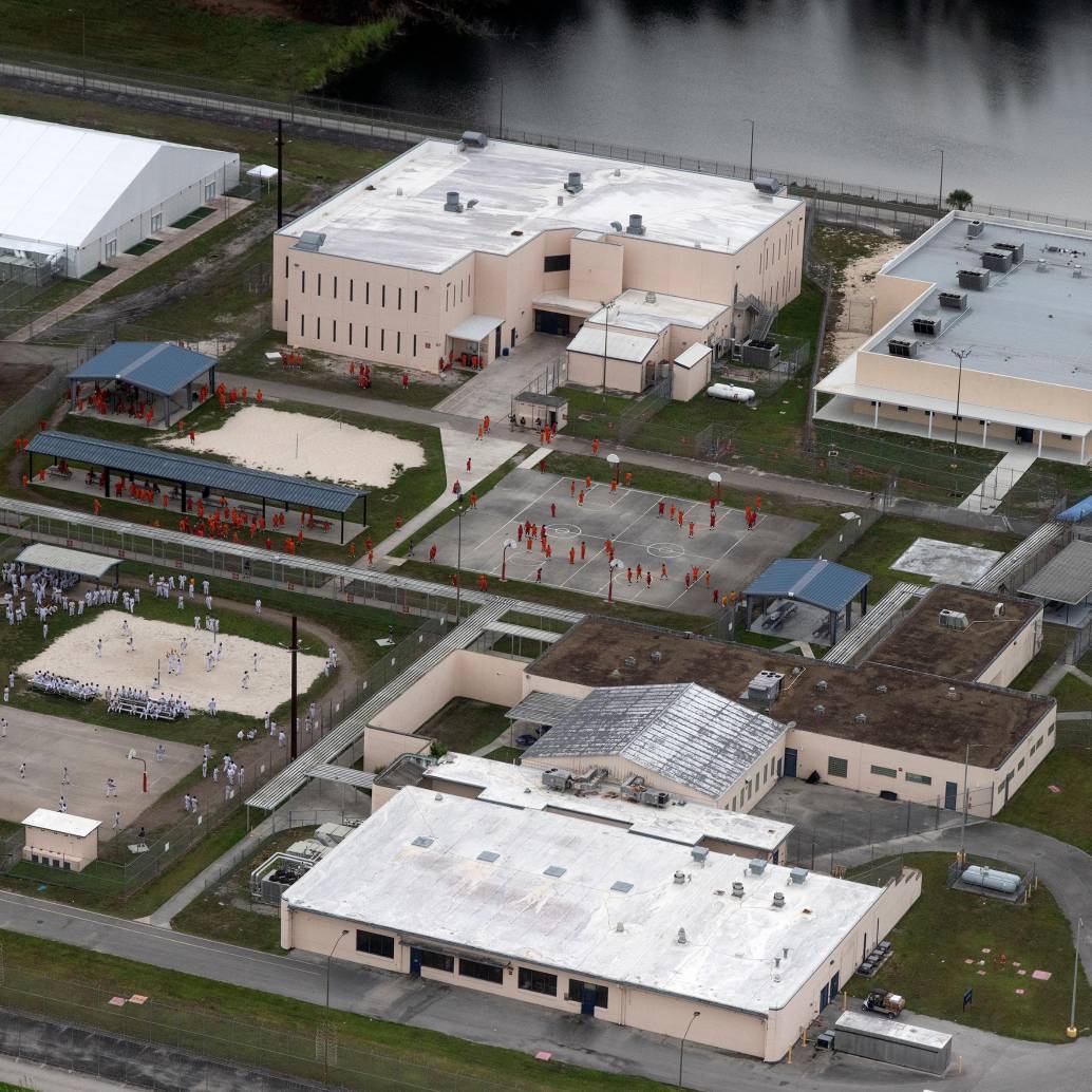 Esta es la cárcel Alligator Alcatraz, construida en los Everglades de Florida (EE. UU.), una zona llena de pantanos con caimanes, serpientes y otros depredadores, adonde llevan a los migrantes ilegales. <b><span class="mln_uppercase_mln"> </span></b>FOTO<b><span class="mln_uppercase_mln"> GETTY</span></b>