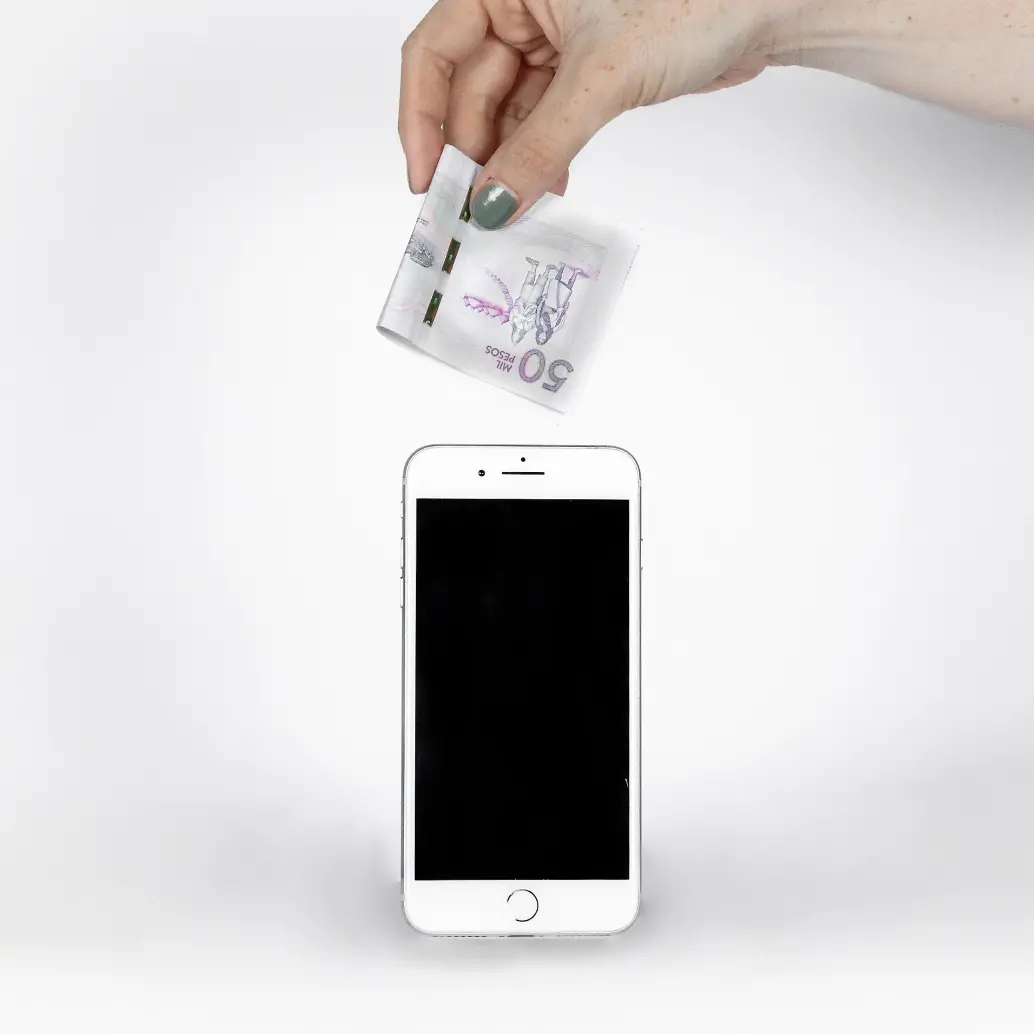 Hoy solo siete de los 30 bancos del sistema permiten realizar transferencias interbancarias gratuitas desde cuentas de ahorro a través de sus aplicaciones móviles. Foto: Camilo Suárez 