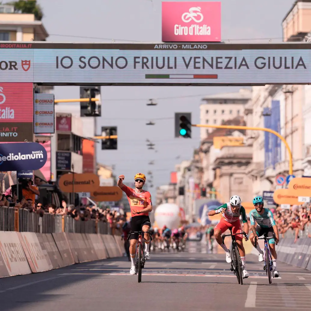 El ciclista noruego Fredik Lavik celebra en MIlán, Italia, su victoria en la etapa 15 del Giro de Italia 2026. Foto: tomada del x de @GiroDitalia