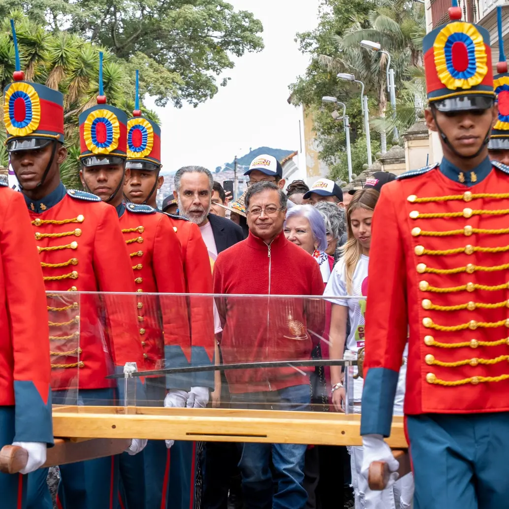 El presidente Gustavo Petro en compañía de su hija Antonella llevó la espada de Bolívar en medio de una jornada de movilizaciones. Foto: Presidencia