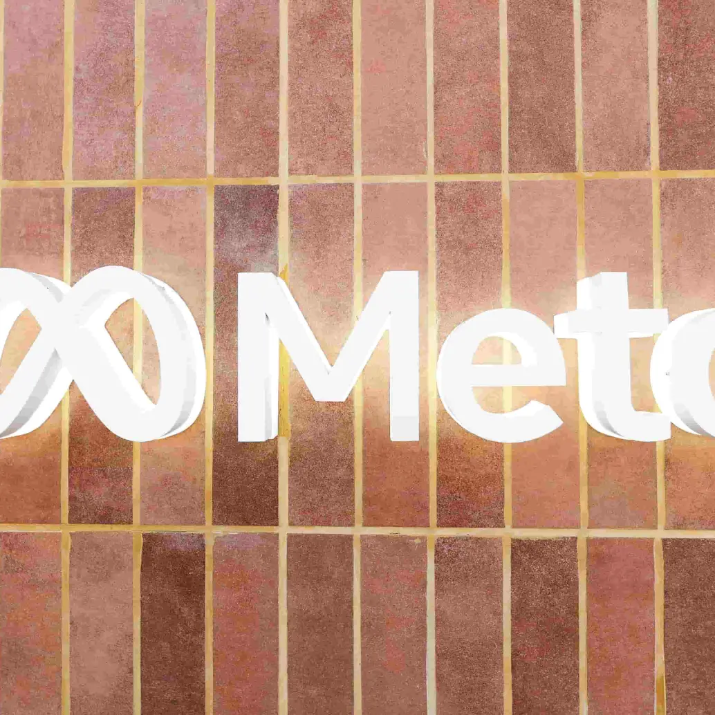 Meta Platforms inició una nueva ronda de despidos como parte de su estrategia para reorganizar la compañía en torno a la inteligencia artificial. FOTO: AFP.