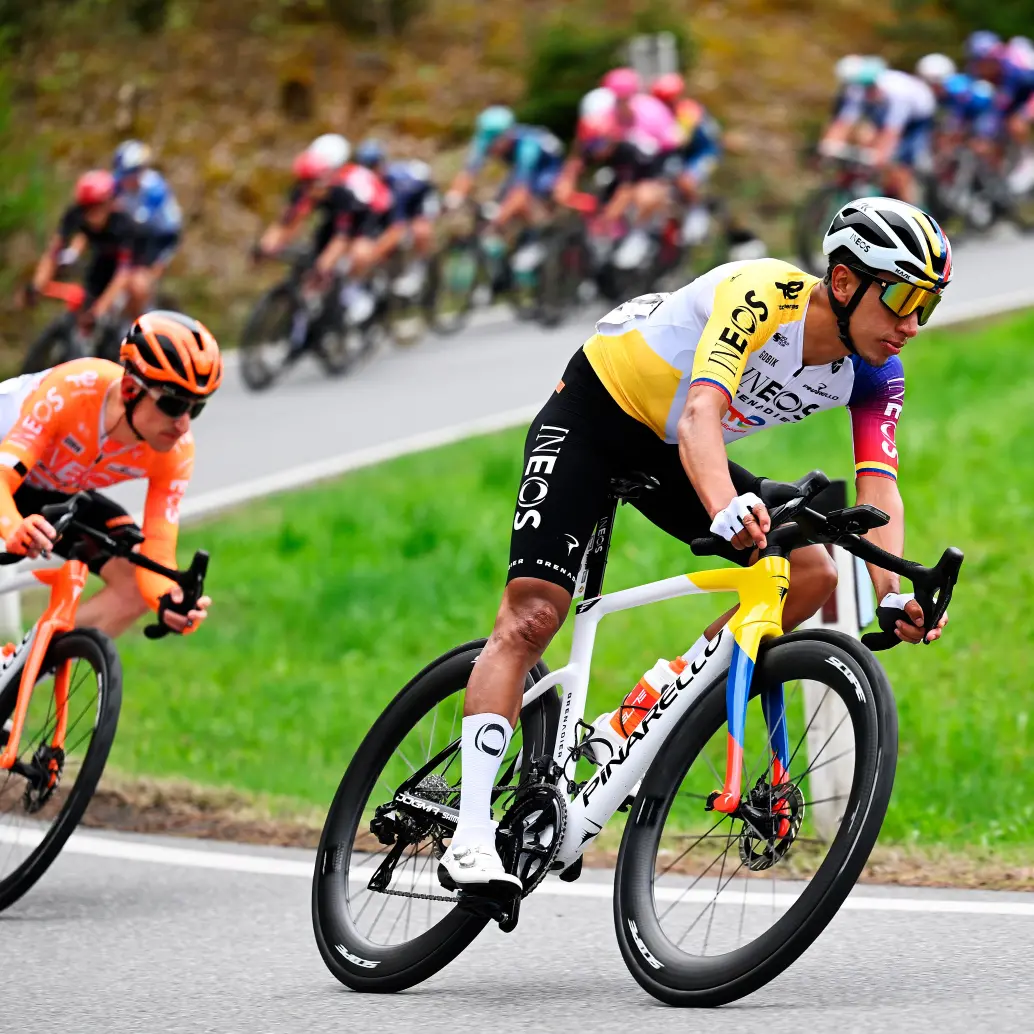 El Ineos cuenta ahora con dos cartas para luchar por el título del Tour de los Alpes con Egan Bernal (adelante en la foto) y Thymen Arensman (naranja), quien es segundo en la general. FOTO: GETTY