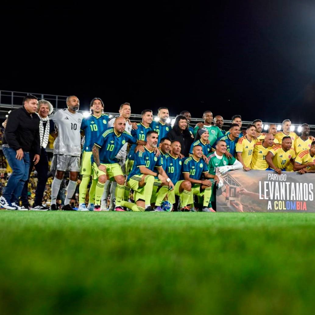 Los referentes del fútbol colombiano se unieron en El Campín para jugar por los damnificados que dejó el terremoto del pasado 10 de agosto. FOTO CORTESÍA COLPRENSA-CRISTIAN BAYONA