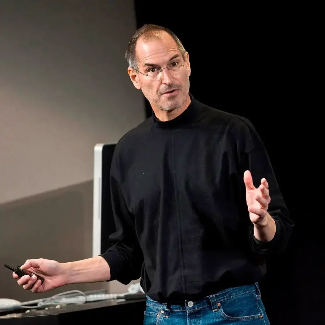 Steve Jobs durante una conferencia de Apple. Su visión no solo revolucionó la tecnología, también transformó la forma de contratar talento. FOTO: Getty