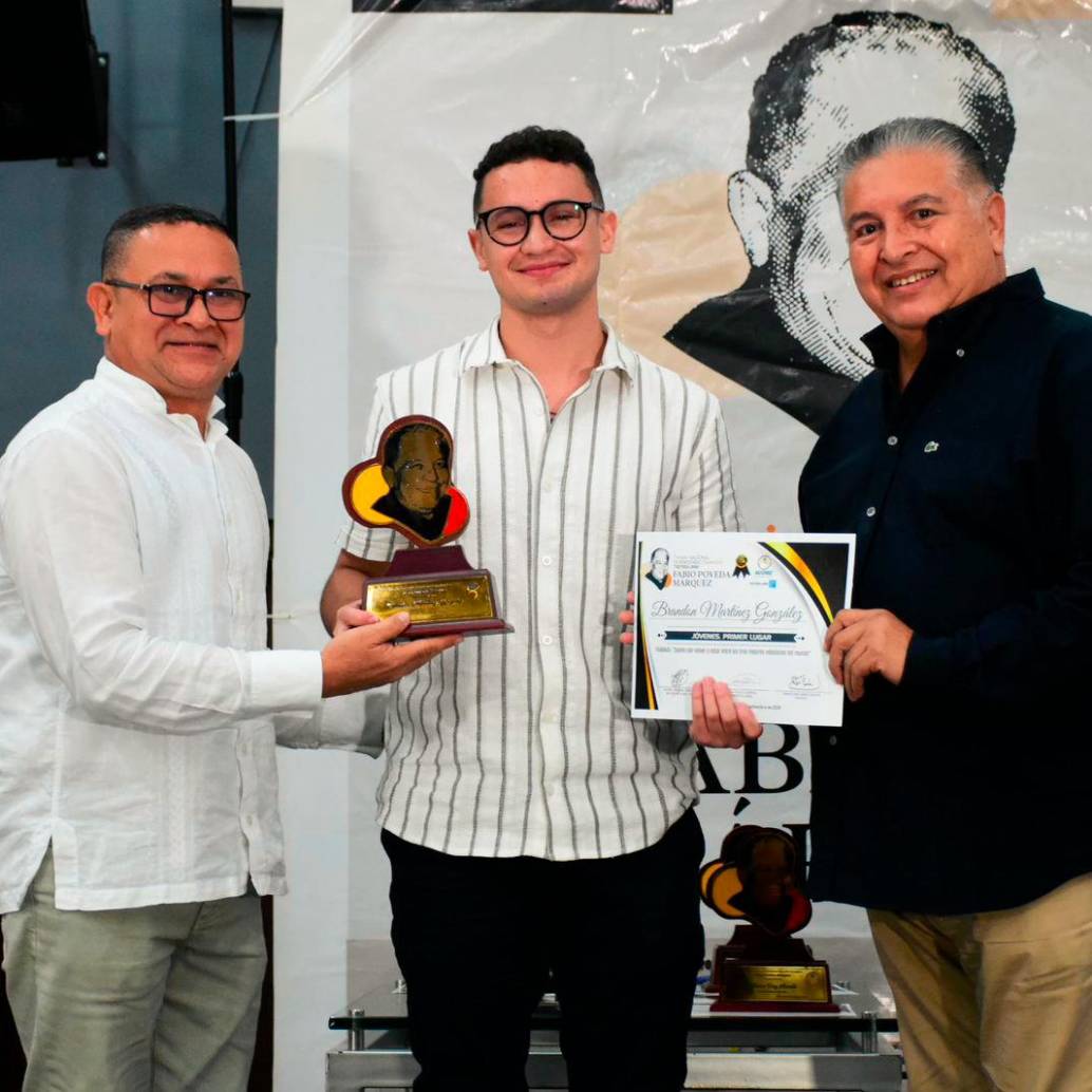 Brandon Martínez, en el centro, recibiendo su galardón. CORTESÍA