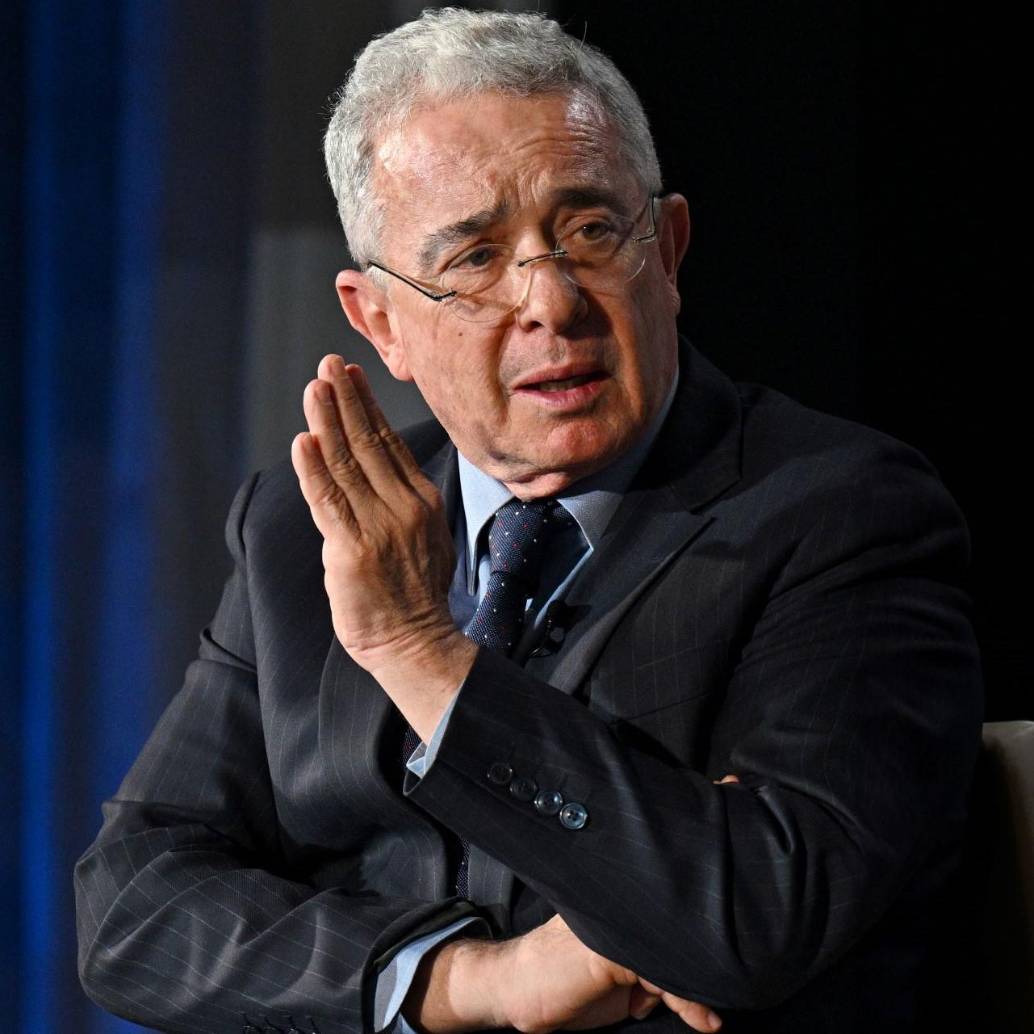 Mientras una sentencia en primera instancia determinó que el expresidente Álvaro Uribe Vélez era culpable de fraude procesal y soborno en actuación penal, un fallo del Tribunal Superior lo absolvió. Foto: Getty Images