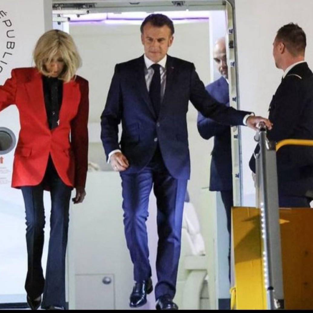 El presidente Emmanuel Macron intentó ayudar a su esposa al bajar del avión, sin embargo, la tensión entre los dos fue evidente. FOTO: Tomada de redes sociales