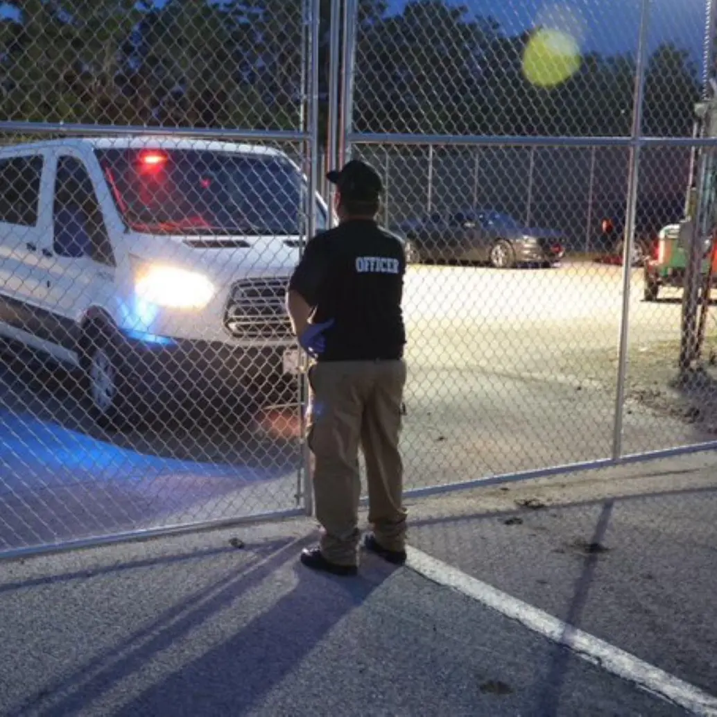 En la madrugada del viernes habrían llegado los primeros detenidos a Alcatraz de los caimanes, un centro de detención construido en ocho días en un humedal de Florida. Foto: @FLSERT
