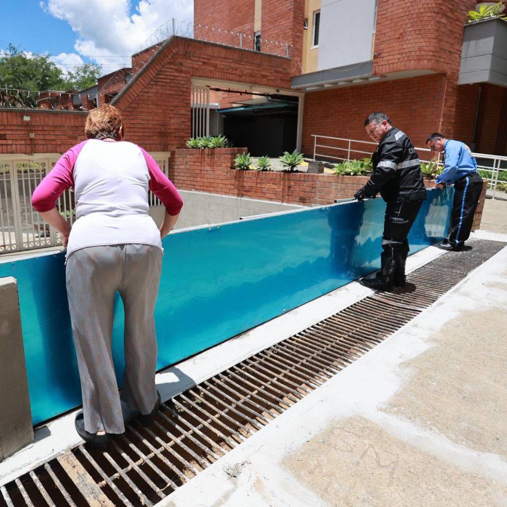 Con esta compuerta, los habitantes del edificio Poblado Bonito evitan que la quebrada La Presidenta se les meta al parqueadero cuando se desborda. Ya tuvo su primera prueba el pasado martes. FOTO: <b>MANUEL SALDARRIAGA</b>