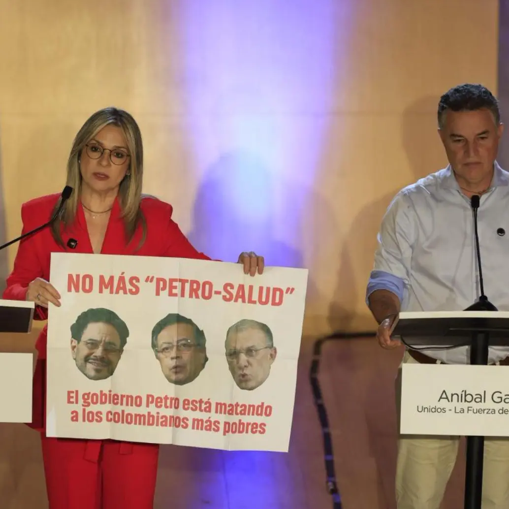 Vicky Dávila revela una pancarta protestando por la “Petrosalud”. Foto: Camilo Suárez Echeverry